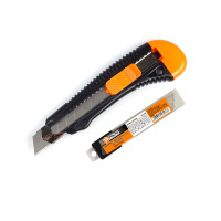 Reinforced plastic knife and set of segmented blades 18 mm, 10 pcs. Polax (335-71)